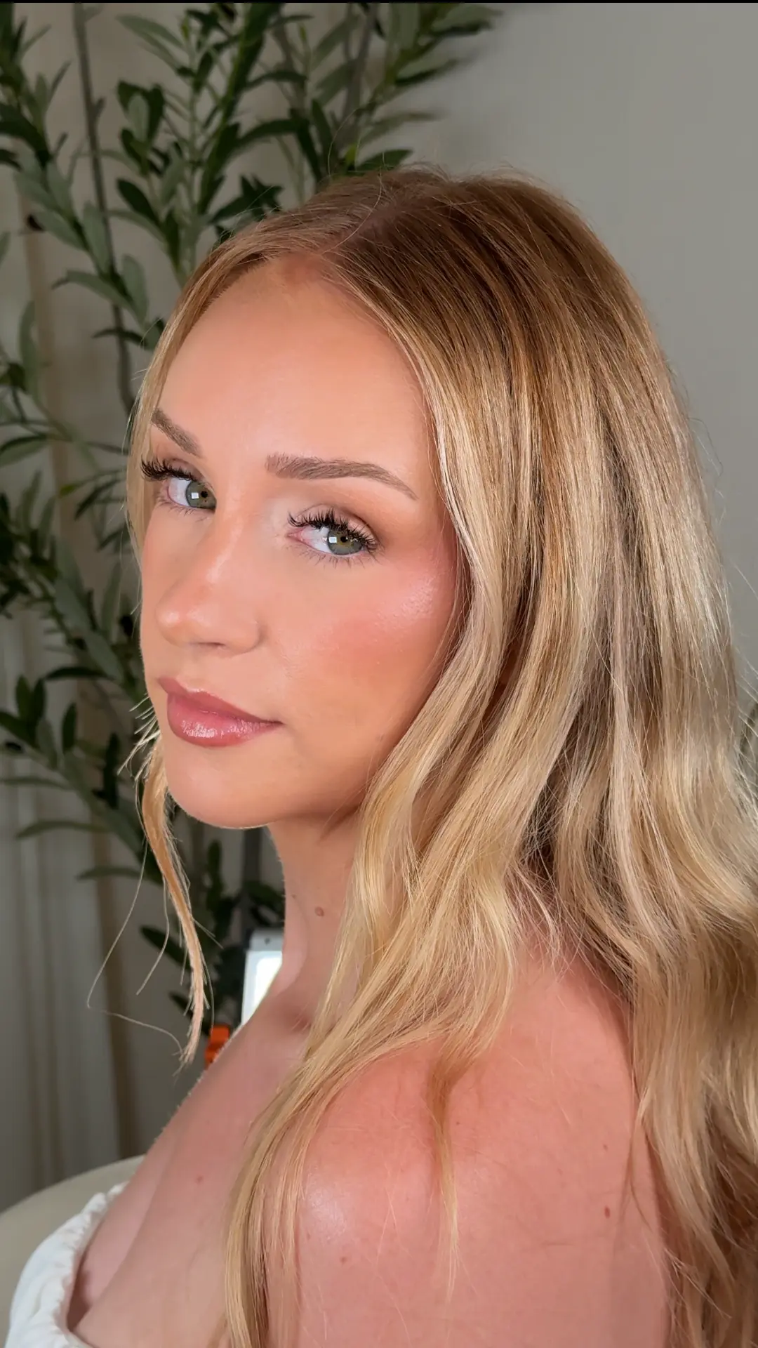 Timeless natural makeup with dewy skin and fluttery lashes